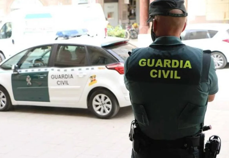 Guardia Civil fuera de servicio controla incendio en Benicàssim
