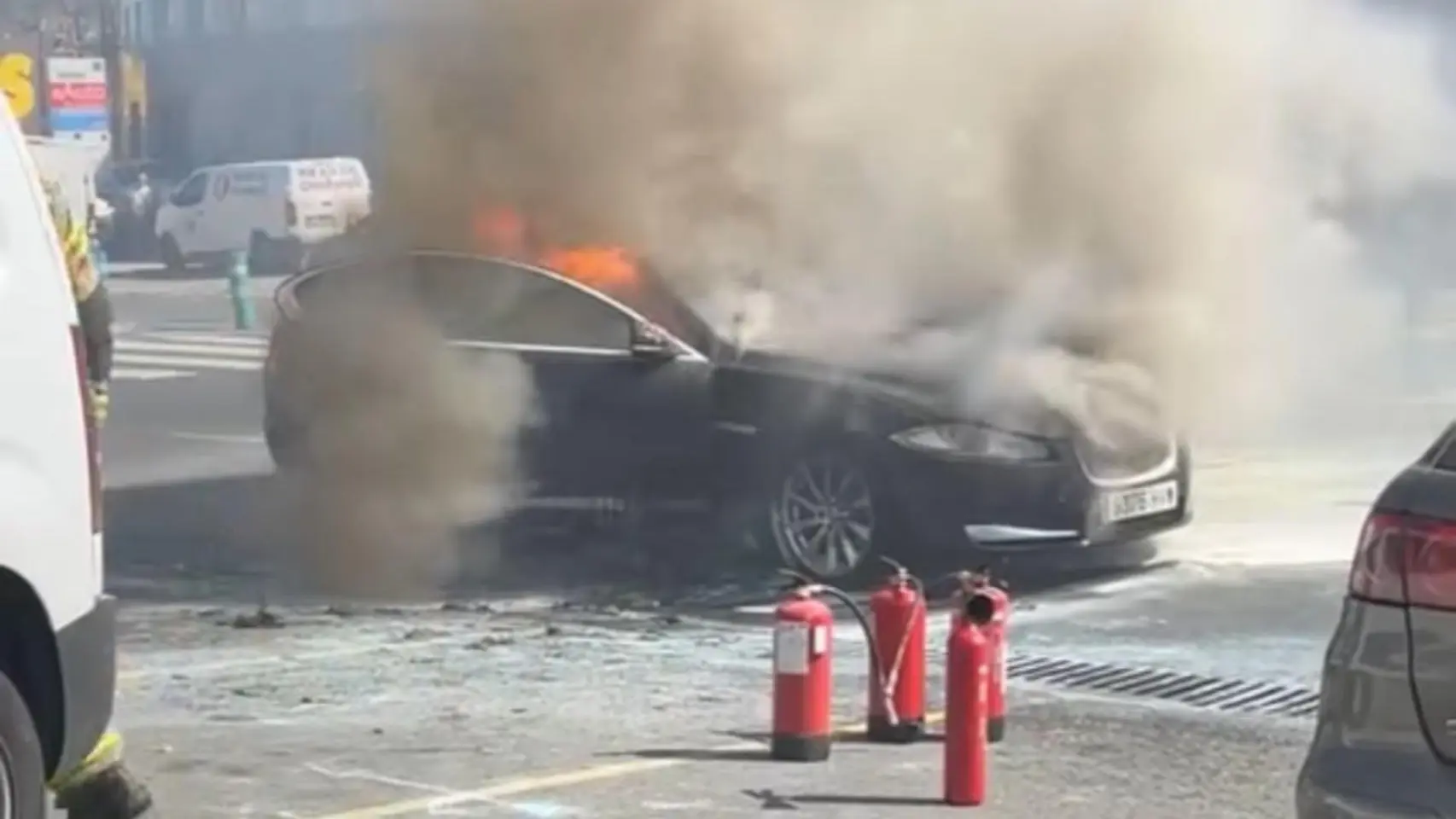 Incendio de un coche en el polígono de Pocomaco en A Coruña