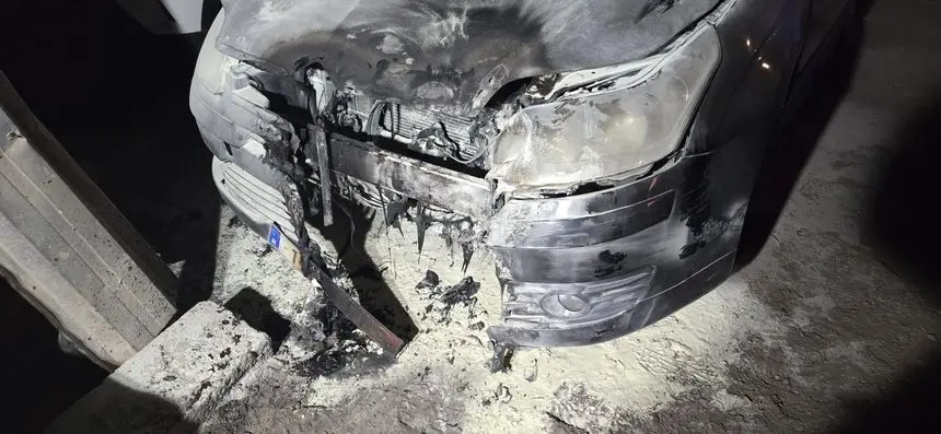 Incendio de un coche en Arrecife sofocado por vecinos con extintor