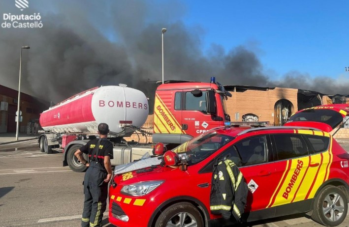 Bomberos luchan contra un incendio industrial que arrasa varias naves en Vinaròs