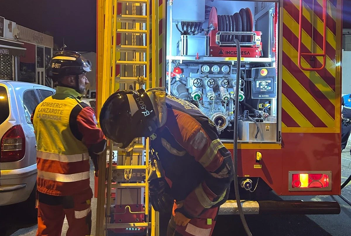 Jornada intensa para los bomberos de Lanzarote: incendios en Costa Teguise y Puerto del Carmen