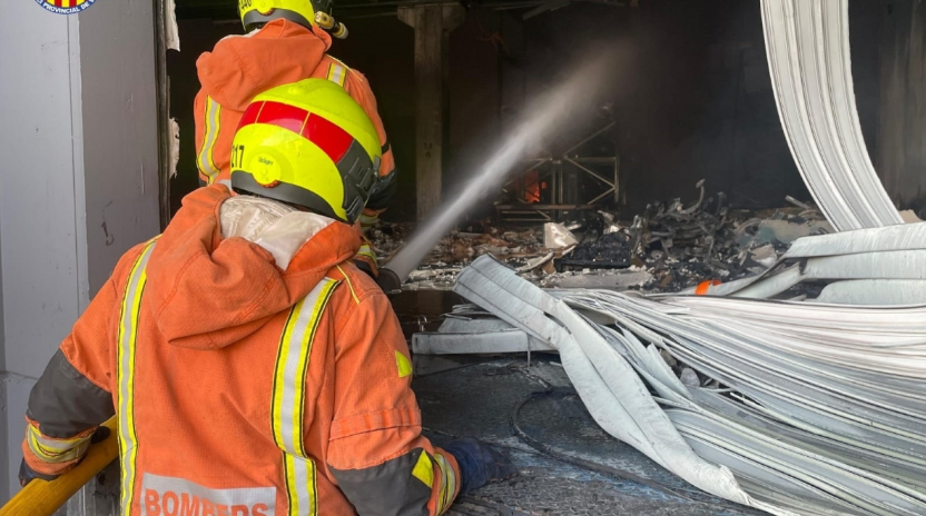 Confinamiento en Albuixech termina tras extinguirse el incendio industrial