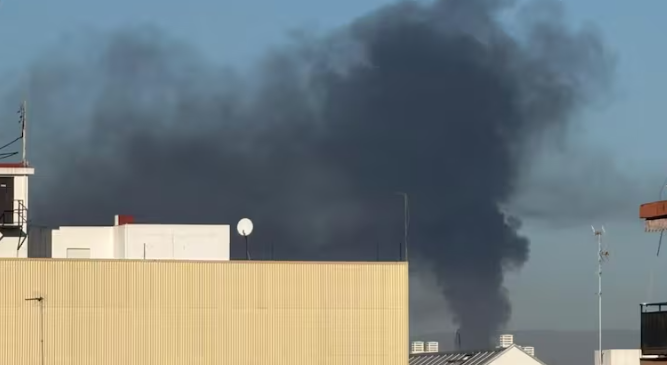 Quart de Poblet en llamas: el humo del incendio industrial se ve desde toda València