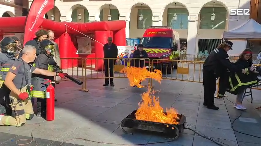 Simulacros, extintores y trajes de bombero: Huesca educa en prevención desde la infancia