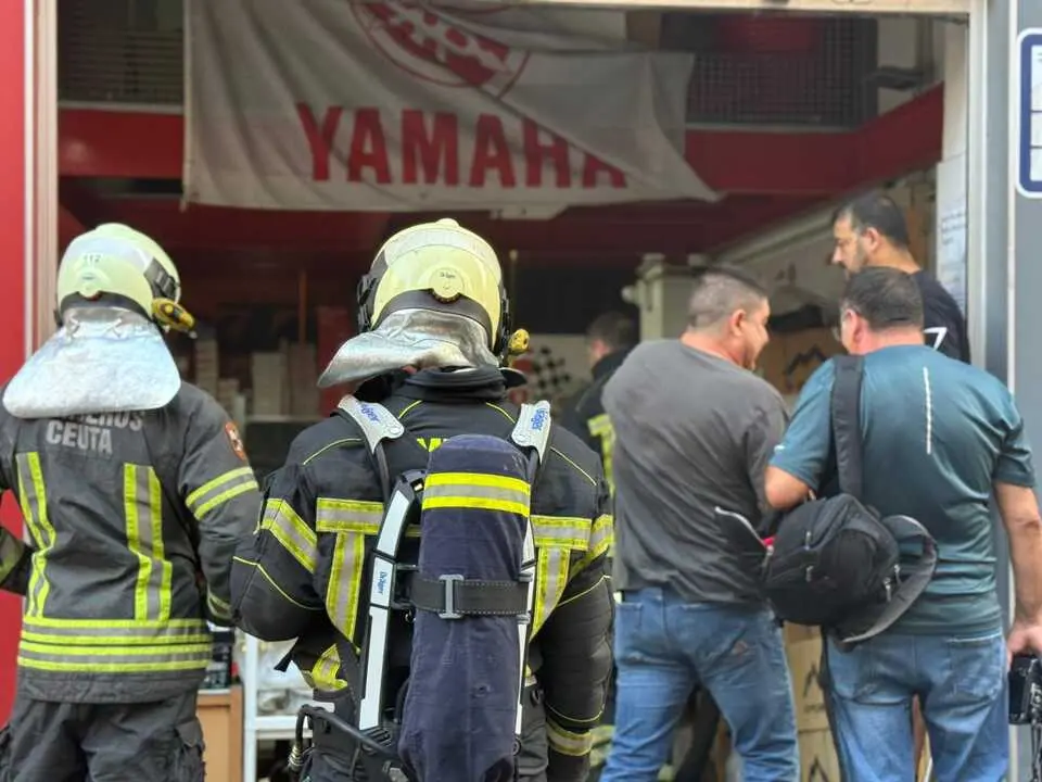 Susto en el taller Automoto: un conato de incendio controlado gracias a la rápida actuación del personal