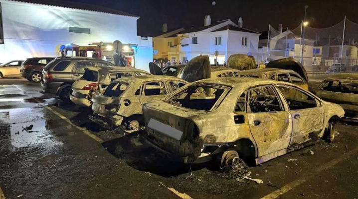Nueve coches destruidos por las llamas en un aparcamiento público de Coria del Río