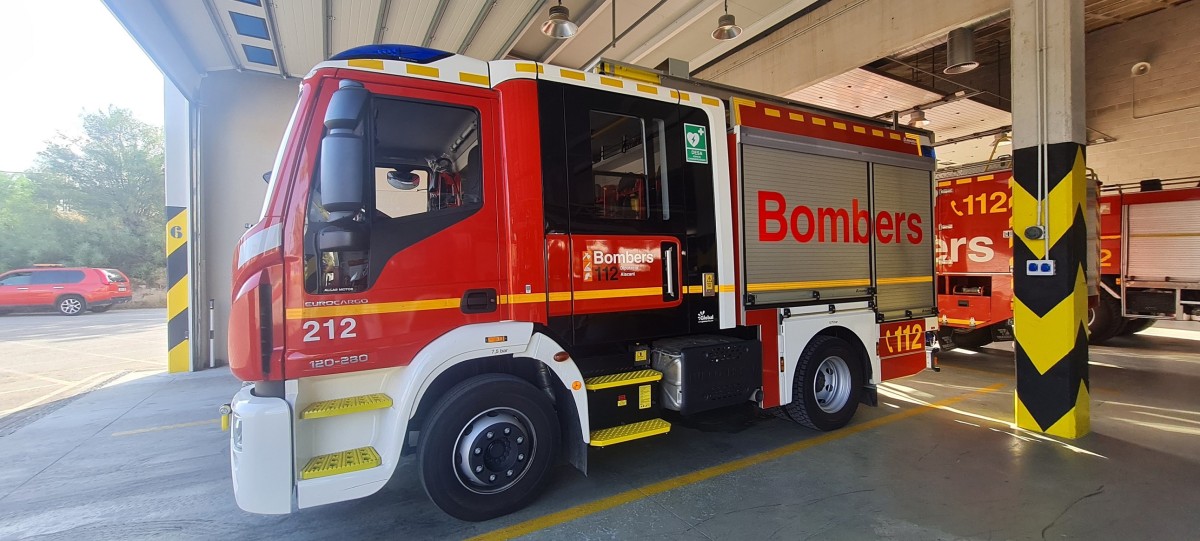 Controlado el incendio en una nave industrial de Crevillent: la rápida intervención de los bomberos evita una tragedia