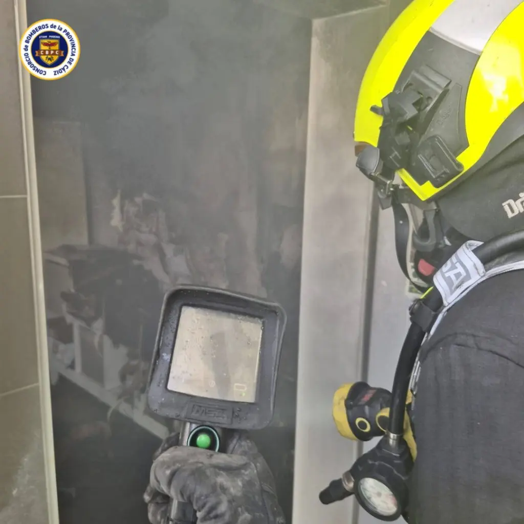 Incendio en una vivienda de Chiclana provoca daños en el salón sin causar heridos