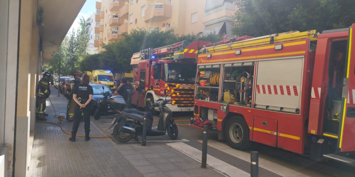 Incendio en el centro de Ibiza deja dos mujeres afectadas y varias mascotas rescatadas