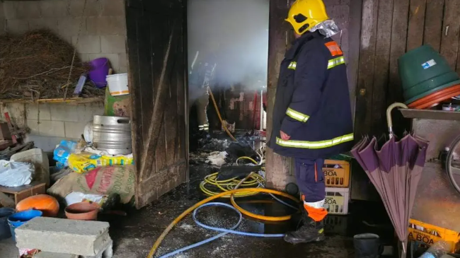 Un error en la cocina termina en llamas en un alpendre de Caldas de Reis