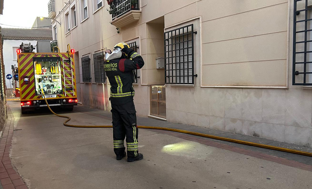 Incendio en Campo de Criptana por una manta eléctrica causa importantes daños en una vivienda