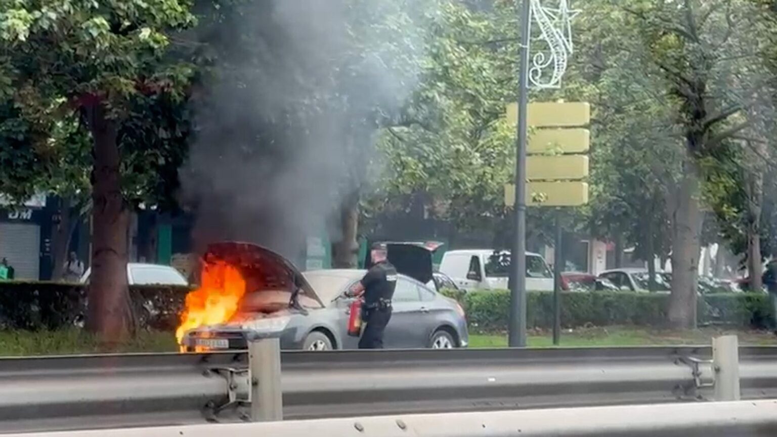 Coche se incendia en plena avenida de Catalunya de Valencia: la rápida actuación policial evitó una tragedia