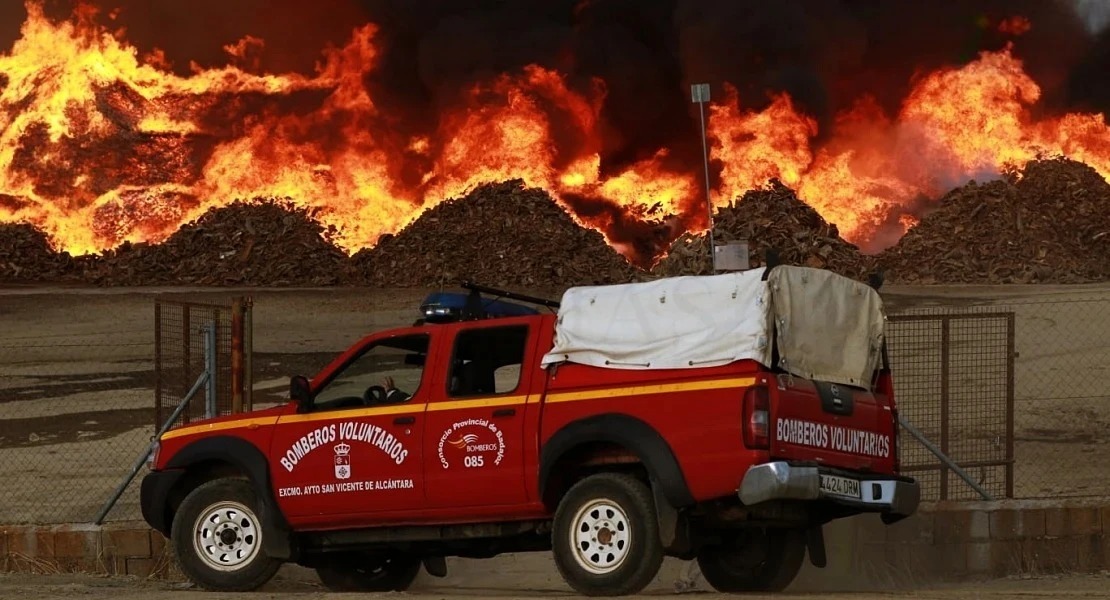 El viento obstaculiza el control del incendio de San Vicente, que permanece activo