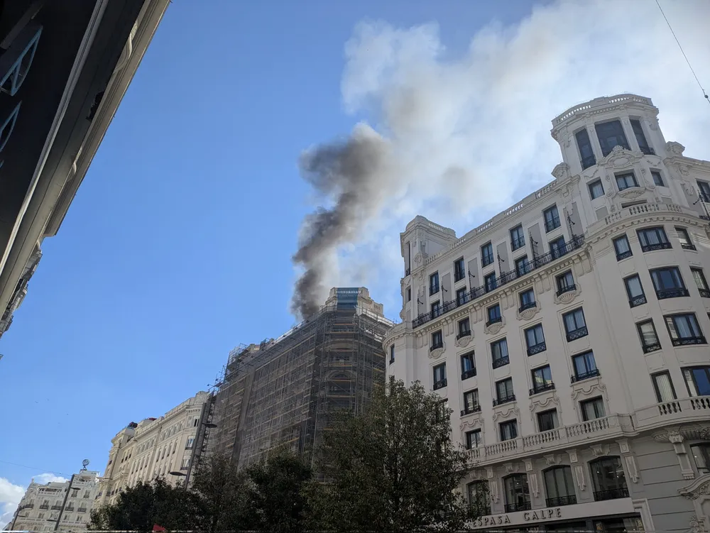 Incendio en la Gran Vía de Madrid: una emergencia que paraliza el corazón de la capital
