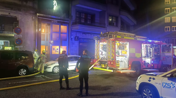 Susto en Santiago: fuego en un vagón de la estación y graves daños en la cocina de un local