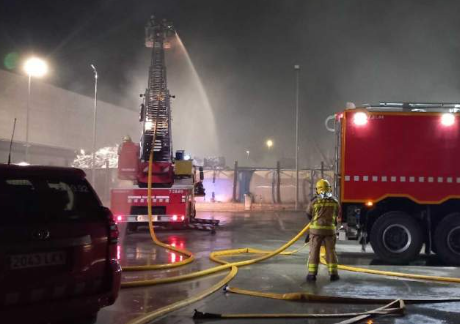 Grave incendio en una nave de Constantí: un bombero herido tras las explosiones de una pila de chatarra
