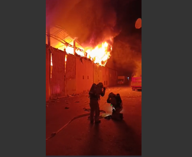 Nave en llamas en Son Castelló: enorme despliegue de emergencia