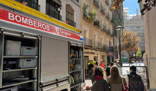 Evacuado el Asador Pasiego por un incendio en la cocina: el humo paraliza el centro