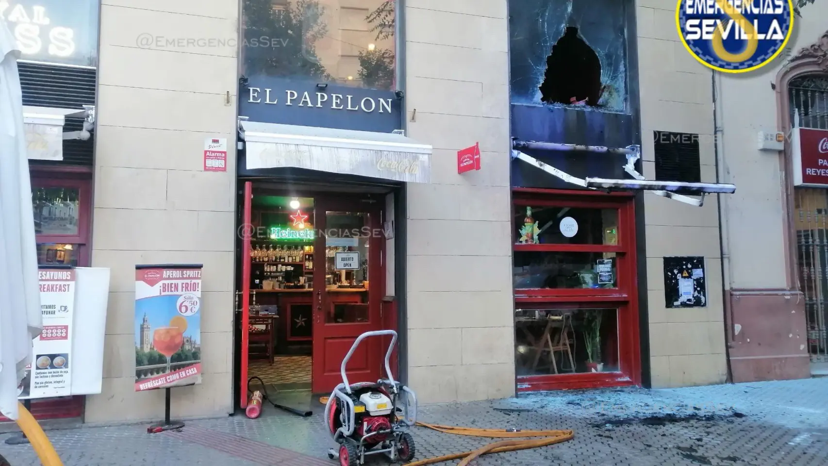 Incendio en la avenida Reyes Católicos de Sevilla: Un bar arde a primera hora del martes