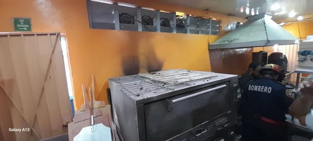 Controlan conato de incendio en restaurante de la Feria Xmatkuil 2025: la seguridad como eje en la industria gastronómica.