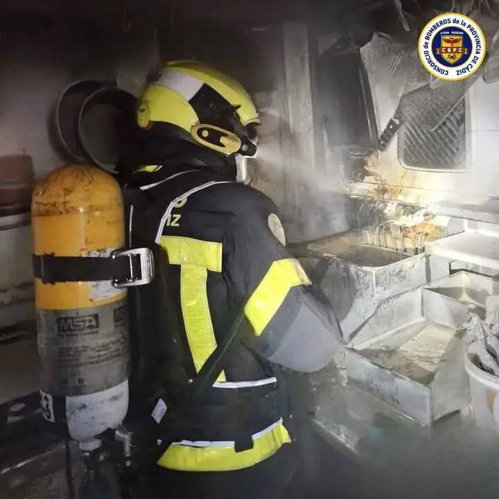 Incendio en un restaurante de Novo Sancti Petri evidencia la necesidad de reforzar la seguridad en cocinas profesionales
