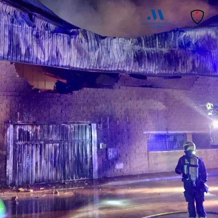 Incendio en Casabermeja arrasa dos naves industriales de cosmética: Grave emergencia industrial en una zona altamente vulnerable.