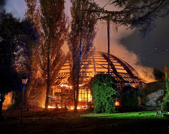 Incendio en el restaurante Mas Marroch de los Hermanos Roca: una noche marcada por el fuego y la esperanza: Los bomberos de la Generalitat logran estabilizar el incendio en Vilablareix.