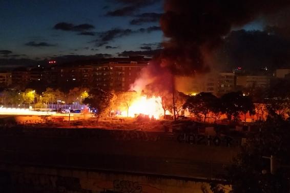 Incendio bajo el puente de Bac de Roda en Barcelona: análisis completo del suceso y sus repercusiones urbanas