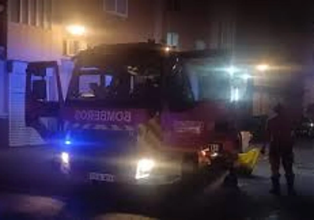 Hombre hospitalizado en estado grave tras un incendio en una vivienda de Arrecife. Análisis del suceso y gestión de la emergencia en la calle Pedro Barba.