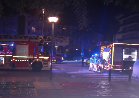 Grave incendio en una cocina de tres alturas provoca cuatro heridos en una noche de trabajo intenso para los bomberos