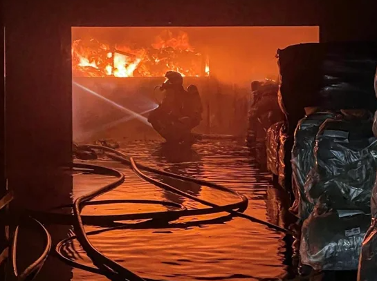 Fábrica de calzado en llamas: materiales inflamables y pieles avivaron el fuego