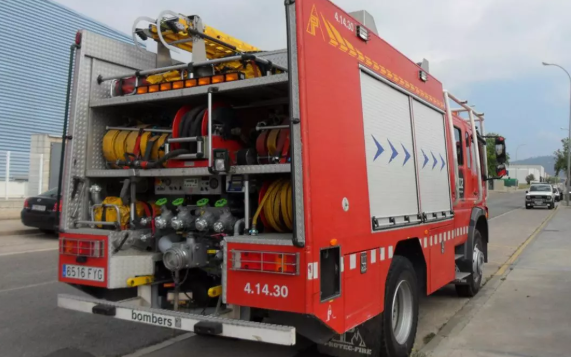 Cinco personas heridas en L'Hospitalet tras incendio en un ático, dos menores afectados