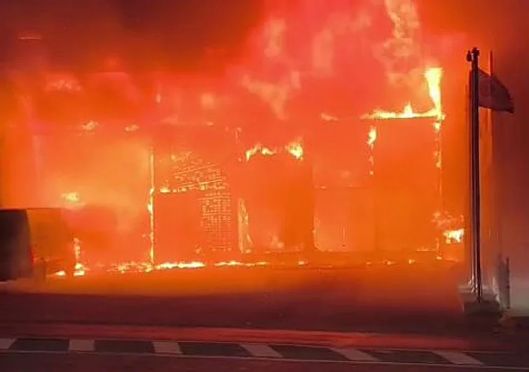 Incendio en una fábrica de lámparas LED en Cobatillas: análisis completo del suceso. Información detallada sobre el siniestro y su impacto local.