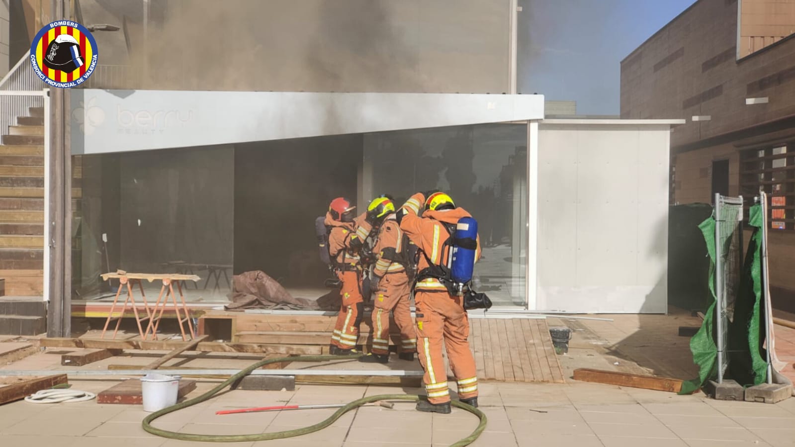 Incendio en un local en obras del centro comercial Bonaire genera alarma entre los visitantes. Una mañana marcada