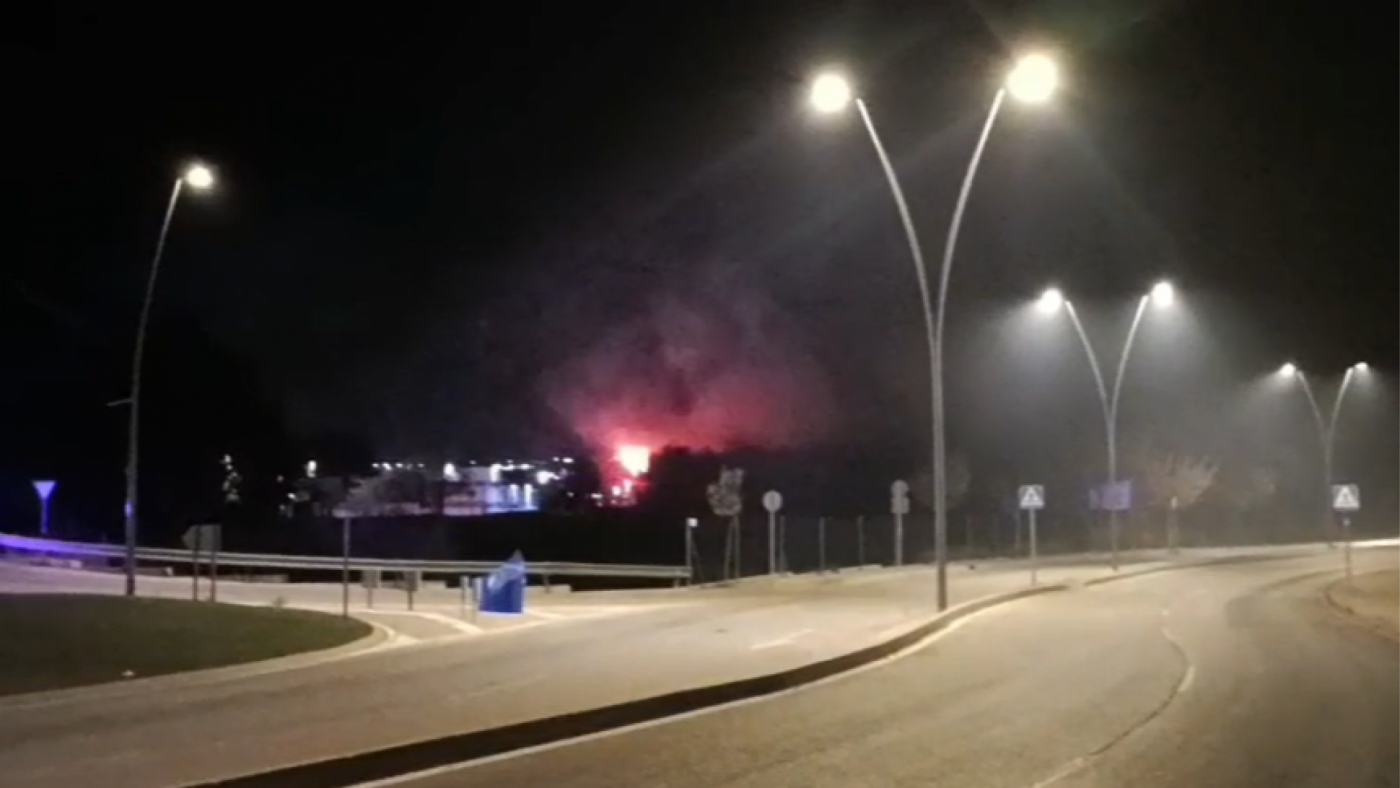 Segundo incendio en una fábrica de muebles abandonada en Yecla. Un suceso que vuelve a encender las alarmas en el tejido industrial.
