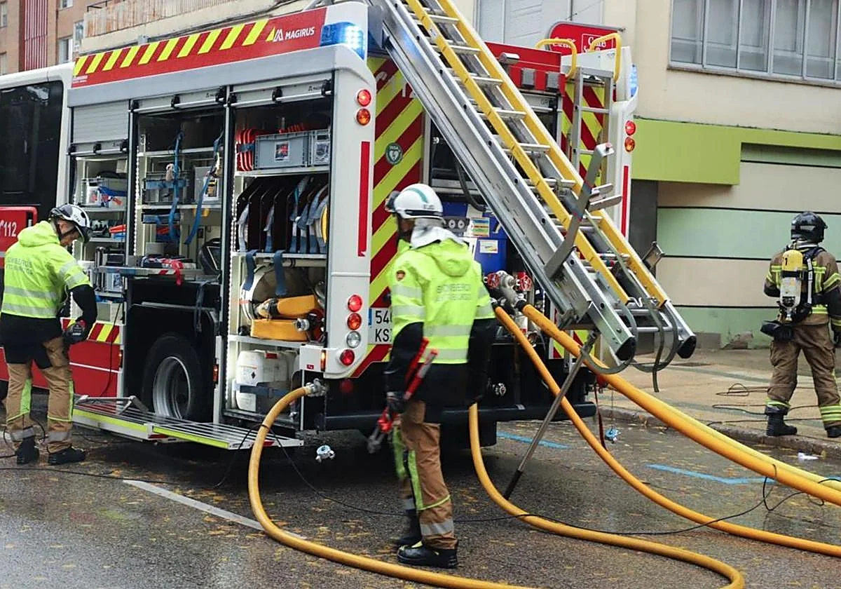 Intervención de emergencia tras un incendio doméstico en una vivienda de Burgos