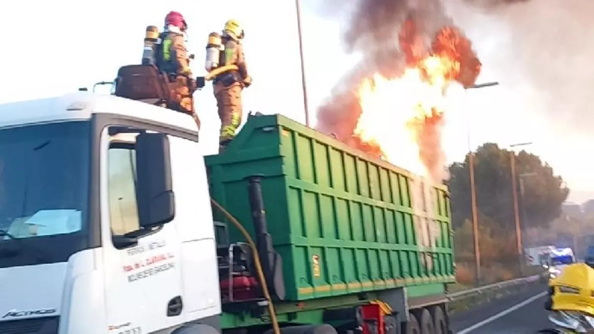 Incendio en un camión paraliza la B-30 y provoca fuerte congestión en vías clave del Vallès. Impacto inmediato en la movilidad metropolitana.