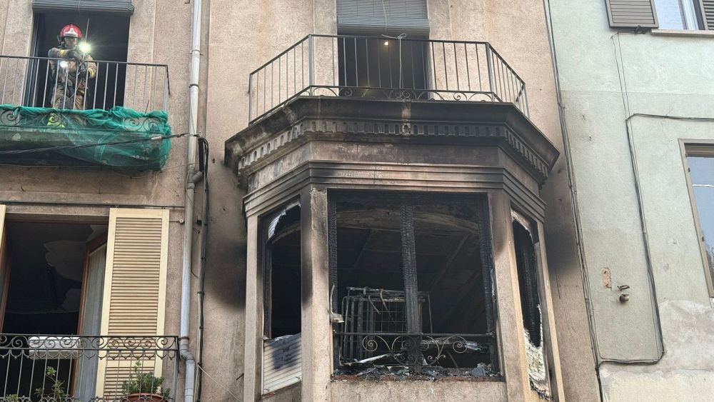 Incendio en un bloque de pisos en Figueres deja varios heridos y moviliza un gran despliegue de emergencias. Panorama general del suceso