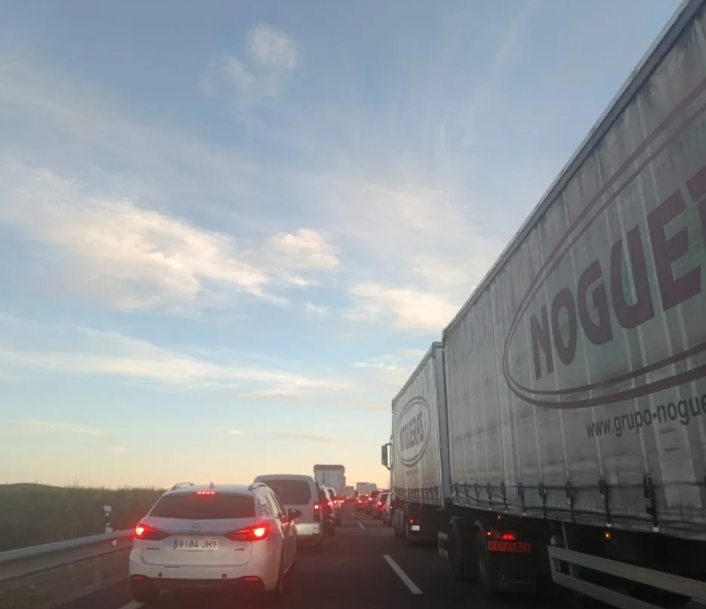 Coche en llamas bloquea la A-23 durante 2 horas en dirección Levante