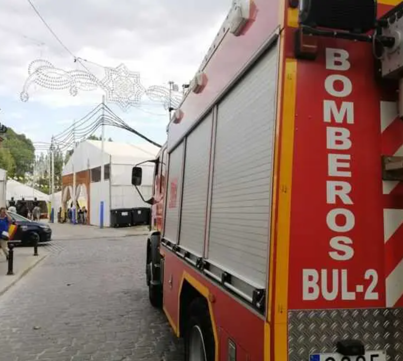 Un incendio en un edificio de Cantillana moviliza a los Bomberos pero no causa heridos