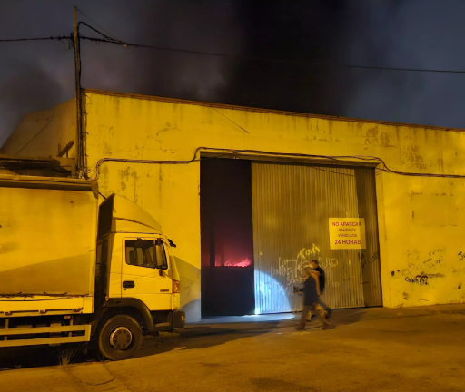 Controlado el fuego en una nave industrial de Alzira tras el desalojo preventivo de viviendas