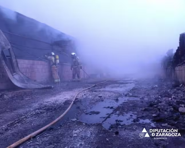 Fuego arrasa dos naves porcinas en Sancho Abarca y provoca 1.500 bajas entre lechones y cerdas