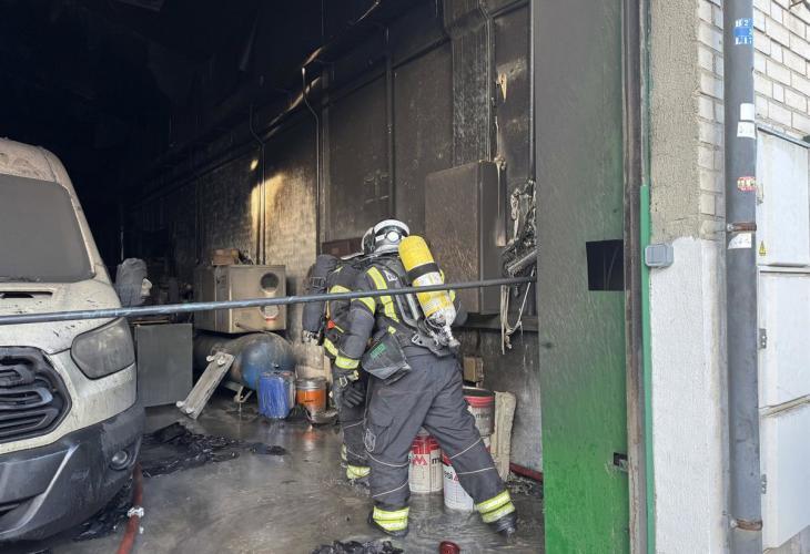 ÚLTIMA HORA: Gran despliegue de bomberos por un incendio en una nave de Humanes