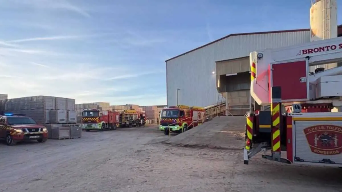 Los bomberos logran extinguir un incendio en una cerámica de Yuncos tras 14 horas de labor