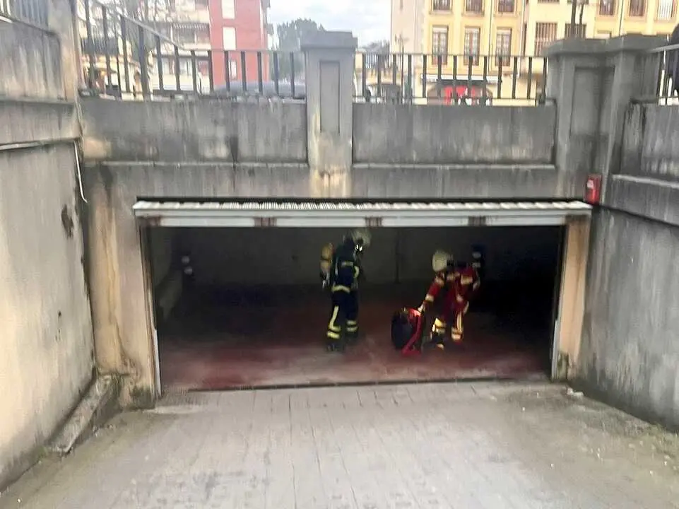 Incendio extinguido en un garaje comunitario de Sarón: prevención, seguridad y control del riesgo