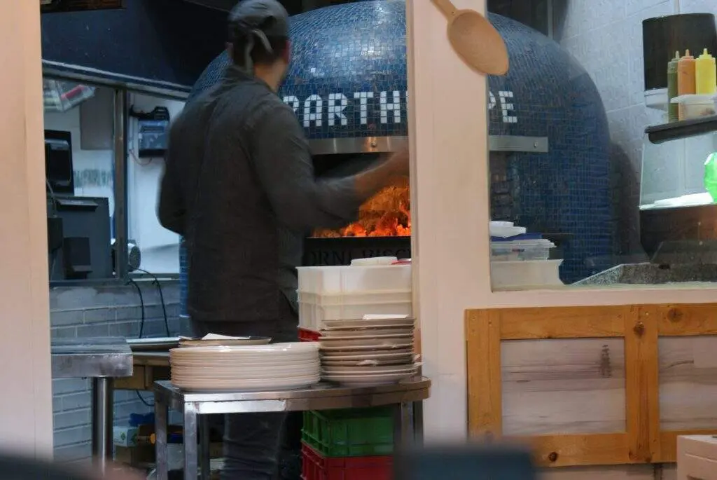 Arde un restaurante italiano de Zaragoza y una gran columna de humo alarma a la zona.