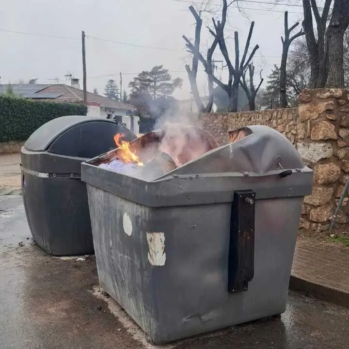 Soto del Real refuerza las medidas de seguridad tras el incendio de un contenedor por cenizas mal depositada. Un recordatorio necesario para evitar incendios urbanos.