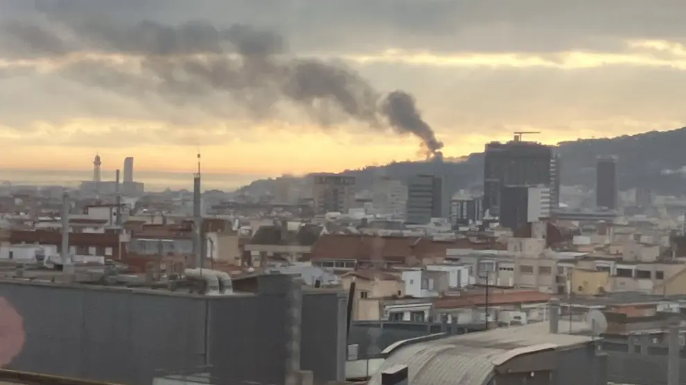 Incendio en un asentamiento de Montjuïc genera una columna de humo visible desde toda Barcelona