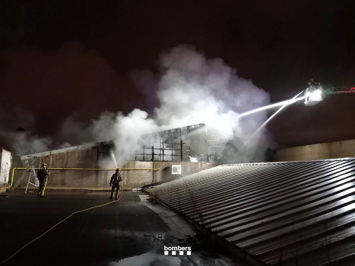 Reactivación nocturna de un incendio industrial y respuesta preventiva en un entorno urbano. Contexto inmediato del suceso