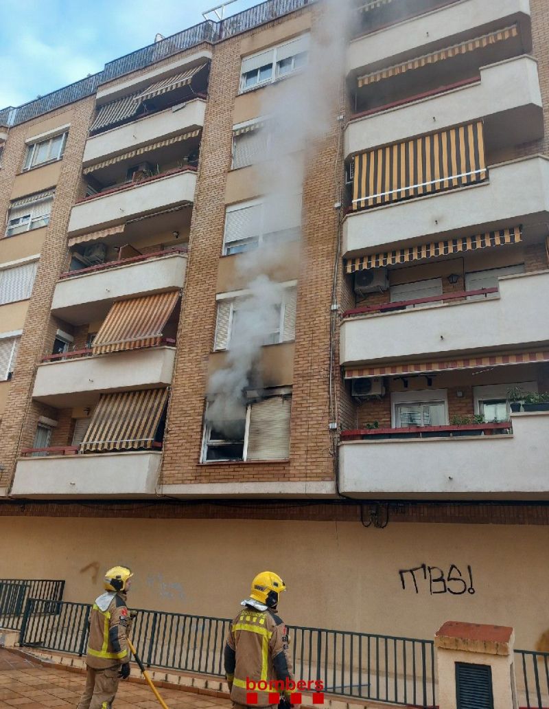 Incendio controlado en una vivienda de Reus pone el foco en la prevención y la seguridad doméstica. Respuesta rápida de los servicios de emergencia